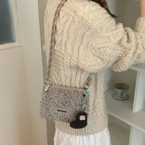Sac bandoulière en polaire teddy gris clair avec large sangle rayée pour l'hiver
