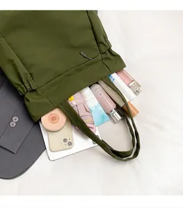 Dettaglio della borsa tote verde grande con interno spazioso per oggetti di uso quotidiano