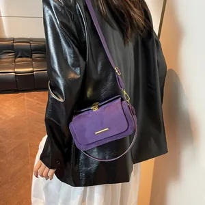 Borsa a tracolla retrò in pelle scamosciata viola scuro da donna con barra in metallo dorato