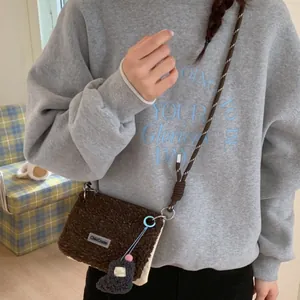 Sac bandoulière en peluche marron en laine d'agneau avec un pendentif botte pour l'hiver