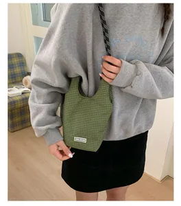 Detail der grünen karierten Handtasche mit CHIC CRAZE Etikett und Punkt-Riemen