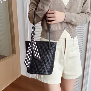 Sac seau tissé noir chic avec foulard à pois et bandoulière réglable pour femmes