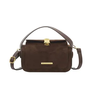 Borsa a mano retrò in pelle scamosciata marrone scuro con dettagli in metallo dorato