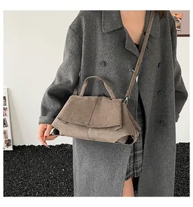 Dettaglio borsa a mano vintage in pelle scamosciata marrone con tracolla rimovibile