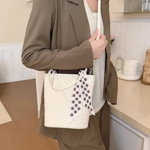 Sac seau tressé blanc crème avec foulard à pois élégant pour un style rétro chic