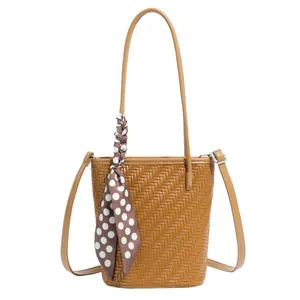 Sac seau tissé chic en cuir marron avec bandoulière vintage et foulard en soie à pois