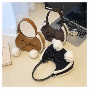 Details von drei halbmondförmigen Handtaschen mit Plüschbesatz und Schleifendekor