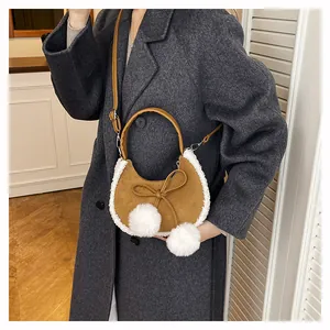 Braune gefrostete Halbmond-Handtasche mit weißem Webpelzbesatz und Schleifendetail