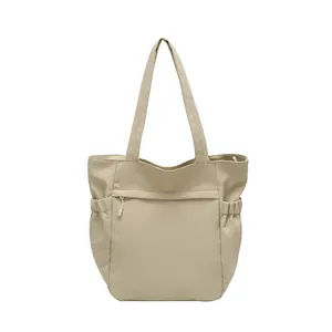 Grande borsa tote in nylon beige con tasche laterali e una tasca frontale con zip