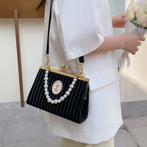 Sac à main vintage noir rayé avec chaîne en perles et boucle en métal doré