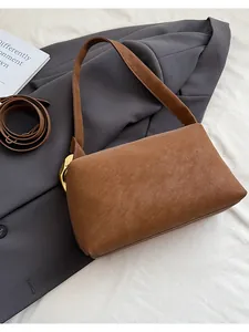 Dettaglio borsa a spalla color caramello in pelle scamosciata con doppia tracolla opaca