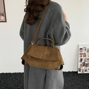 Borsa a spalla retrò marrone in pelle scamosciata opaca per l'uso quotidiano