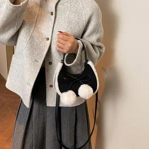 Retro matte Halbmond-Handtasche mit Plüschbesatz und weißen Pompons für Frühjahr 2026