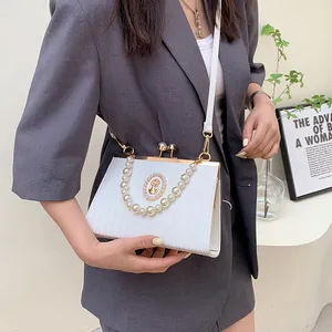Sac à main plissé blanc élégant avec poignée en perles et charme de portrait vintage