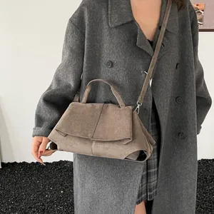 Borsa a mano retrò in pelle scamosciata tortora con struttura a trapezio e tracolla