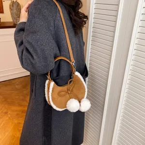 Vintage-Tasche in Halbmondform mit weißem Kunstpelzbesatz und süßen Plüschkugeln