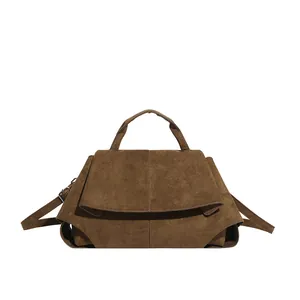 Borsa a mano in pelle scamosciata marrone scuro con design geometrico e tracolla