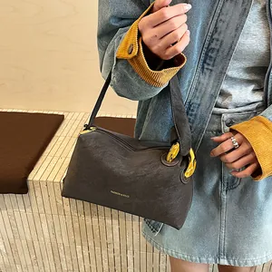 Borsa a tracolla retrò marrone antracite con anello dorato e scritte minimaliste