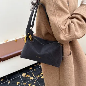 Borsa a mano retrò in pelle scamosciata blu scuro con catena dorata indossata dal modello