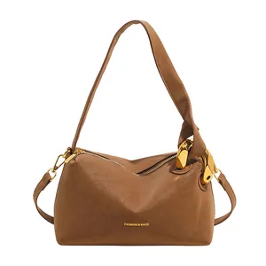 Borsa a tracolla retrò in pelle opaca marrone scuro con catena dorata e cerniera