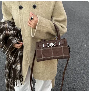 Dettaglio borsa tote marrone vintage a scacchi con chiusura a cuore e trama in finto scamosciato