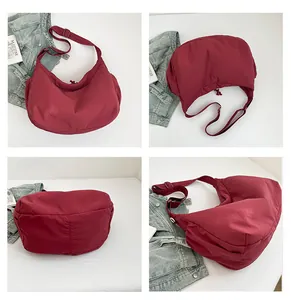 Détails du sac demi-lune bordeaux avec sangle réglable et plis latéraux élégants