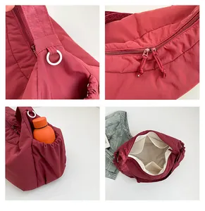 Détails du cabas en nylon rouge avec poches latérales et compartiments internes