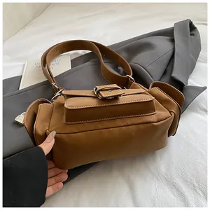 Detailansicht der braunen matten Lederschultertasche mit Seitentaschen und Klappe