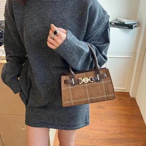 Borsa tote vintage a quadri marroni in ecopelle scamosciata con manici in pelle e fibbia