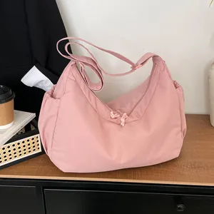 Sac fourre-tout en nylon rose en forme de croissant avec bandoulière réglable chic