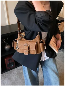 Details der karamellbraunen Vintage-Umhängetasche mit mehreren Taschen und Metallbeschlägen