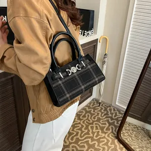 Borsa tote nera vintage a quadri con fibbia a cuore e ricami per donna