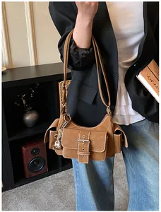 Detailansicht der braunen Vintage-Umhängetasche mit funktionellen Taschen und Metallschnallen