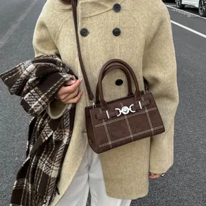 Borsa tote vintage marrone con cuciture a scacchi e fibbia a cuore argento indossata