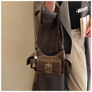 Detail der dunkelbraunen Umhängetasche im Retro-Stil mit Taschen und Metallschnalle