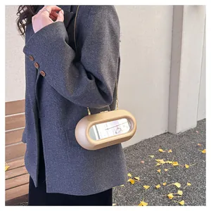 Sac chaîne or champagne avec panneau miroir sur blazer en tweed gris en automne