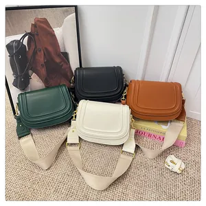 Détail de sacs selle rétro en quatre couleurs avec larges bandoulières en nylon réglables