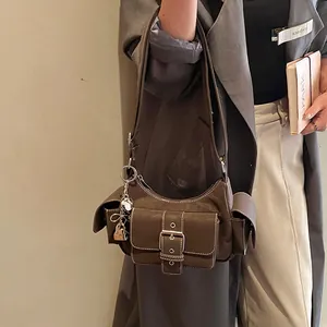 Braune Retro Umhängetasche mit mehreren Taschen und Herzschloss Detail am Modell