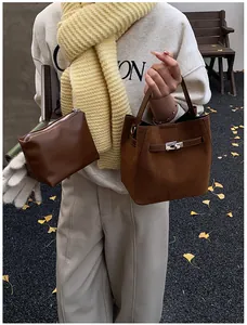 Détail de l'ensemble sac seau vintage en daim avec fermoir rotatif métallique élégant