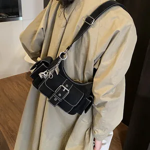 Schwarze Umhängetasche im Vintage-Stil mit Kontrastnähten und Herz-Kettenanhänger