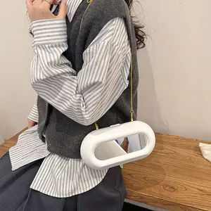 Sac bandoulière blanc ovale avec chaîne dorée et design miroir pour femme élégante