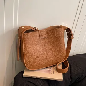 Sac à Épaule en Cuir PU Texture Litchi Pour Femmes Avec Pochette Sac Seau Bandoulière Minimaliste Pour Le Quotidien