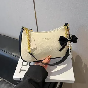 Borsa a Spalla da Donna in Pelle PU con Texture Litchi e Catena d'Oro Pendente con Perla Artificial e Fiocco Borsa a Tracolla Hobo Casual a Mano