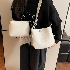 Ensemble sac cabas et pochette en cuir grainé crème avec bandoulière réglable