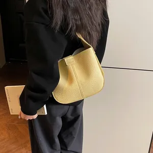 Sac bandoulière en cuir jaune à motif litchi avec design incurvé minimaliste