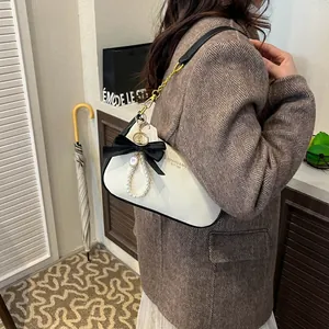 Borsa a sella bianca motivo litchi con catena dorata e perle su cappotto di lana