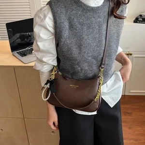 Borsa a mezzaluna in pelle marrone martellata con catena d'oro e fiocco di perle