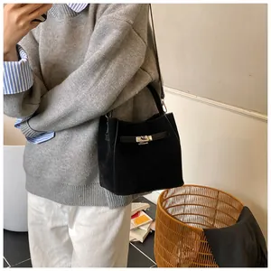 Détail du sac seau vintage avec fermoir métallique argenté et texture en daim mat