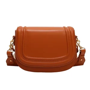 Sac besace en cuir marron pour femme avec large bandoulière et finitions dorées