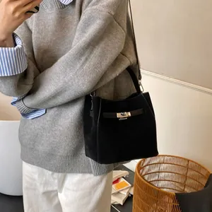 Sac seau en daim noir avec fermoir pivotant en métal argenté pour épaule ou porté main